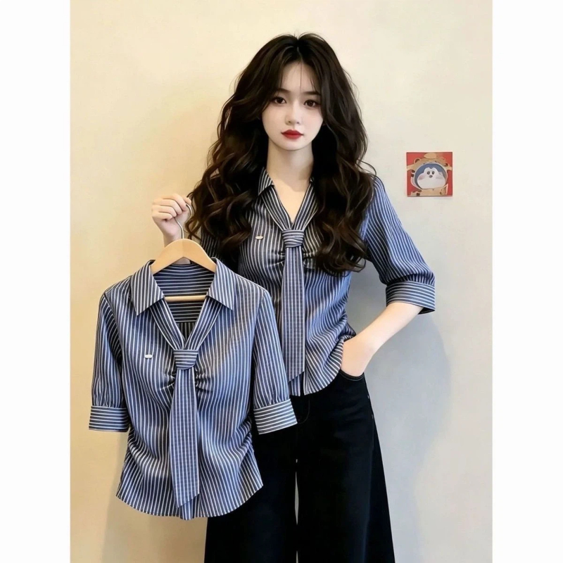 Vintage Collectible Buttons - Blusa Elegante de Manga Curta com