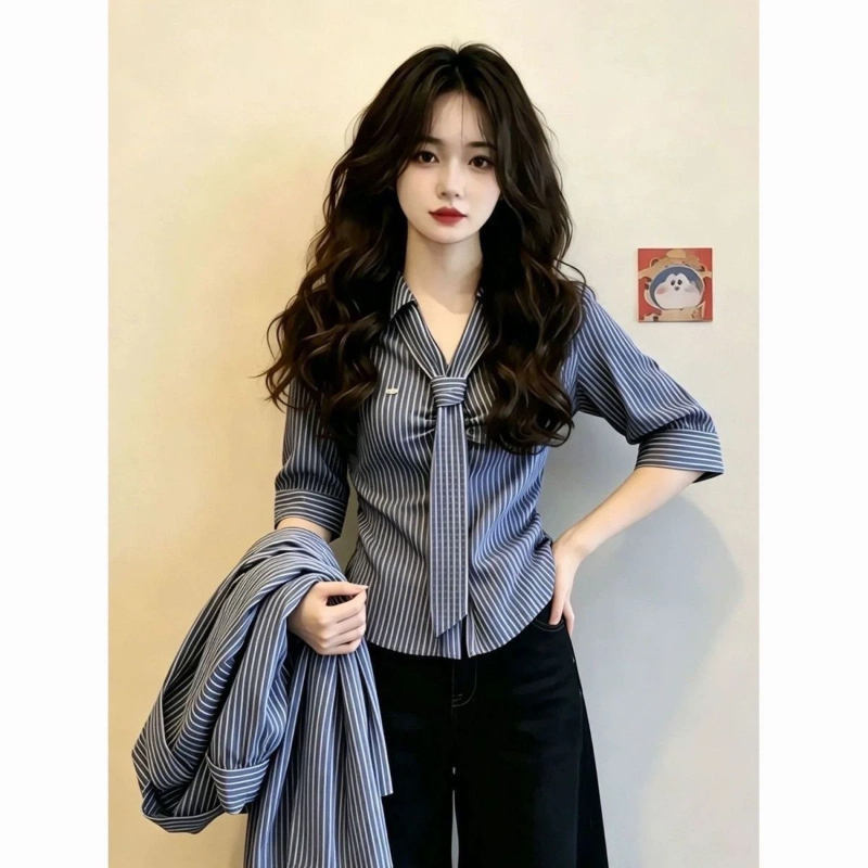 Blusa Elegante de Manga Curta  - Vintage Collectible Buttons avaliação e preço