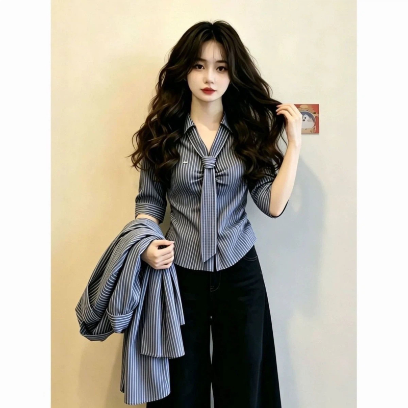 Blusa Elegante de Manga Curta  - Vintage Collectible Buttons avaliação e preço